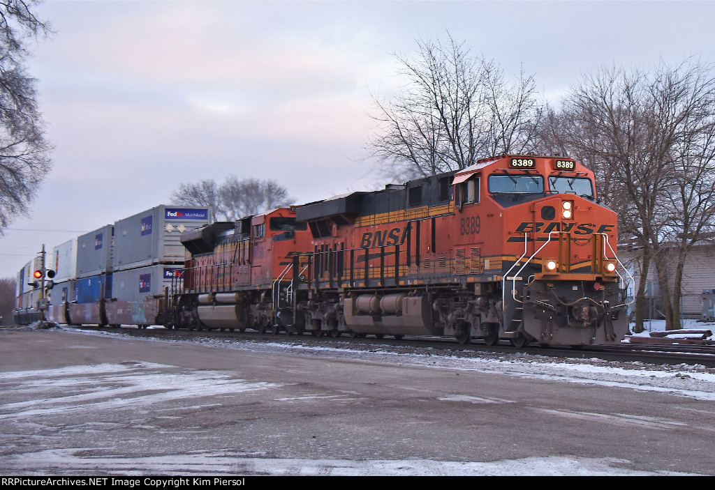 BNSF 8389